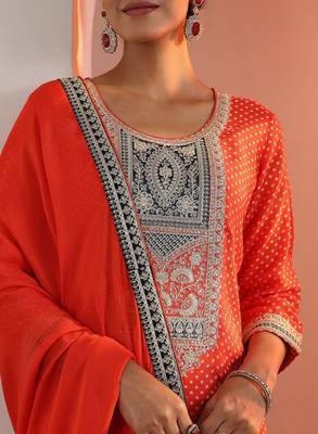 Women bandhani print regular thread work kurta with trousers & dupatta 3