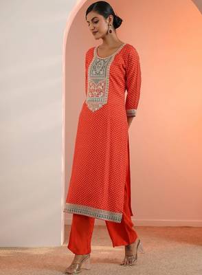 Women bandhani print regular thread work kurta with trousers & dupatta 4