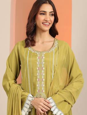 Women floral embroidered regular kurta with trousers & dupatta 2