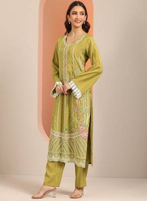 Women floral embroidered regular kurta with trousers & dupatta 3