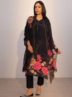 Women floral printed kurta with trousers & dupatta 2