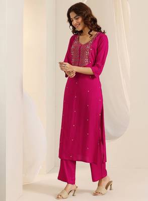 Floral embroidered round neck thread work straight kurta with trousers & dupatta 3