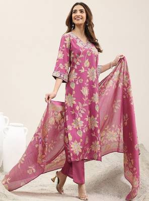 Women floral printed regular kurta with trousers & dupatta 1