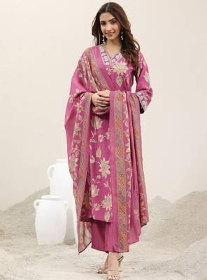 Women floral printed regular kurta with trousers & dupatta 2