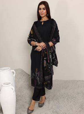 Women floral printed kurta with trousers & dupatta 2