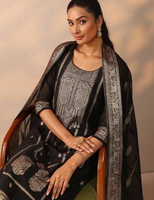 Women ethnic motifs embroidered kurta with trouser & dupatta 2