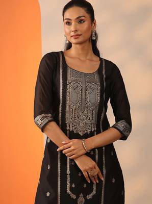 Women ethnic motifs embroidered kurta with trouser & dupatta 3
