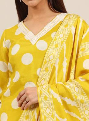 Women printed v-neck kurta with trousers & dupatta 3