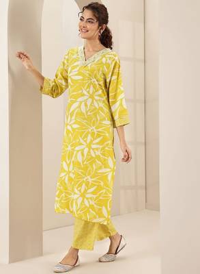 Floral printed v neck thread work straight kurta with trousers & dupatta 3