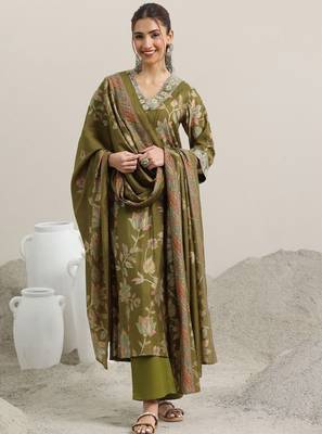 Floral printed v neck thread work straight kurta with trousers & dupatta 1