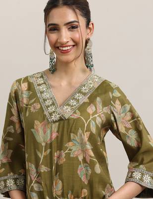 Floral printed v neck thread work straight kurta with trousers & dupatta 2