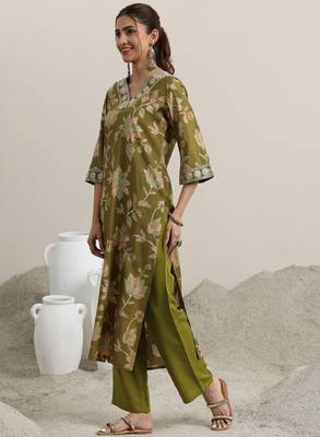 Floral printed v neck thread work straight kurta with trousers & dupatta 3