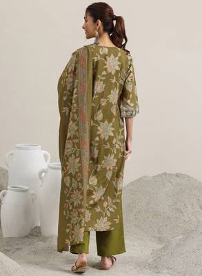 Floral printed v neck thread work straight kurta with trousers & dupatta 4
