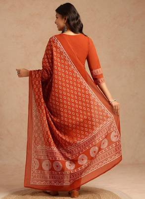 Women ethnic motifs printed regular pure cotton kurta & trousers with dupatta 2