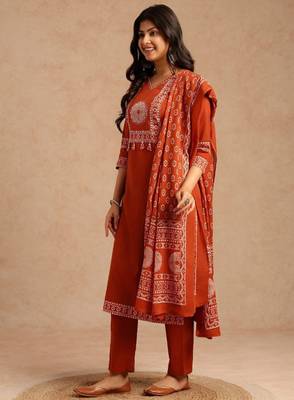 Women ethnic motifs printed regular pure cotton kurta & trousers with dupatta 3