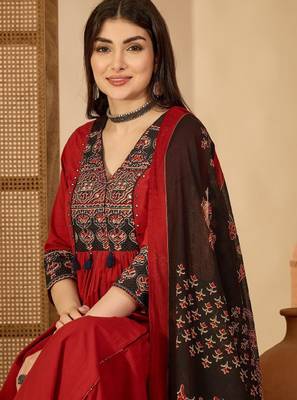 Women ethnic motifs printed empire thread work kurta with trousers & with dupatta 2
