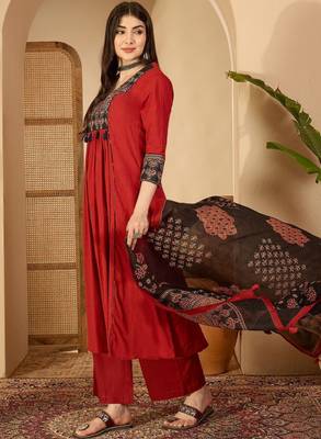 Women ethnic motifs printed empire thread work kurta with trousers & with dupatta 4