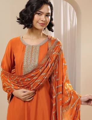 Women ethnic motifs embroidered kurta with harem pants & dupatta 1