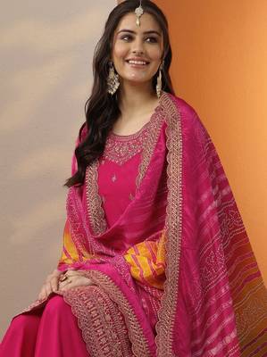 Women ethnic motifs printed kurta with trouser & dupatta 2