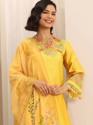 Floral embroidered regular thread work v-neck kurta with trousers & dupatta 2