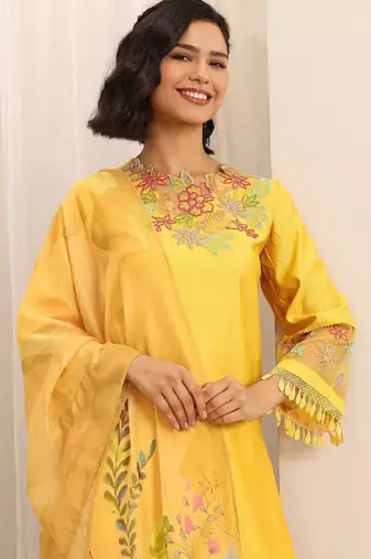 Floral embroidered regular thread work v-neck kurta with trousers & dupatta
