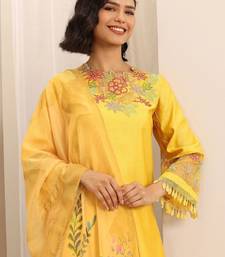 Floral embroidered regular thread work v-neck kurta with trousers & dupatta