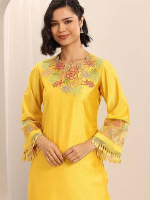 Floral embroidered regular thread work v-neck kurta with trousers & dupatta 3