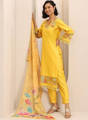 Floral embroidered regular thread work v-neck kurta with trousers & dupatta 1