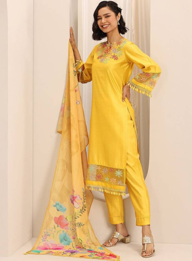Floral embroidered regular thread work v-neck kurta with trousers & dupatta