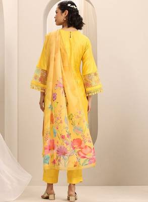 Floral embroidered regular thread work v-neck kurta with trousers & dupatta 4