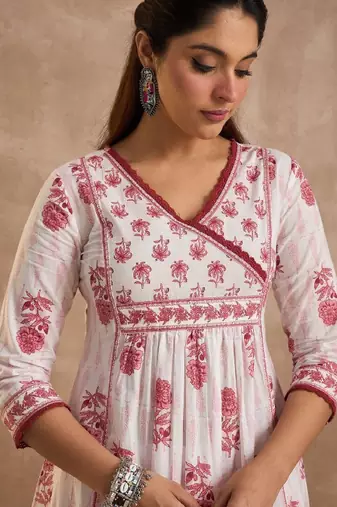 Women floral printed regular pure cotton kurta with trousers