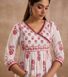Women floral printed regular pure cotton kurta with trousers