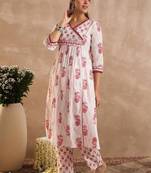 Women floral printed regular pure cotton kurta with trousers