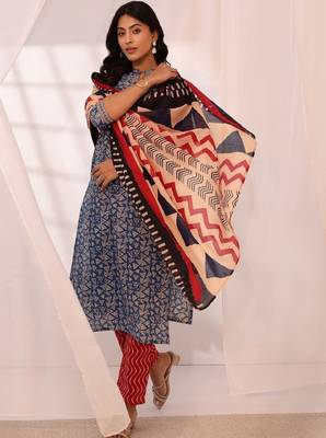 Women geometric printed kurta with trousers & dupatta 1
