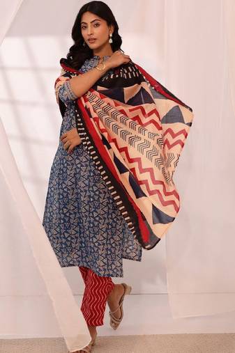 Women geometric printed kurta with trousers & dupatta