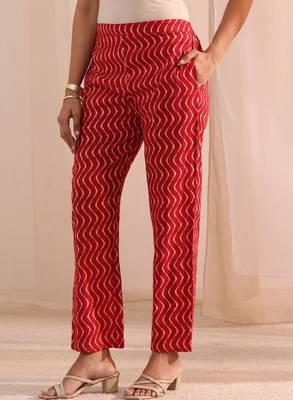 Women geometric printed kurta with trousers & dupatta 4