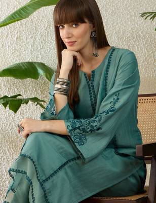 Women ethnic motifs embroidered regular thread work kurta with trousers 2