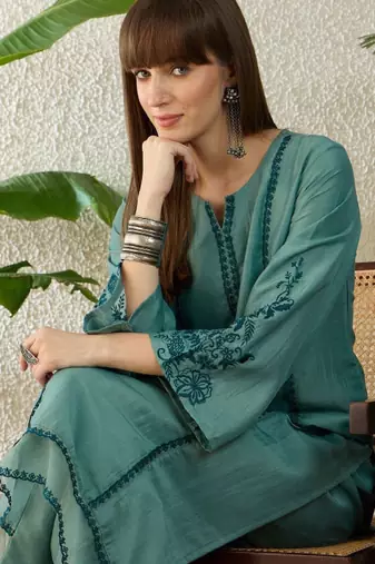 Women ethnic motifs embroidered regular thread work kurta with trousers