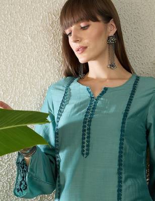 Women ethnic motifs embroidered regular thread work kurta with trousers 3