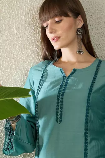 Women ethnic motifs embroidered regular thread work kurta with trousers