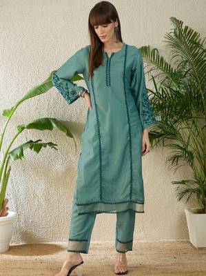 Women ethnic motifs embroidered regular thread work kurta with trousers 4