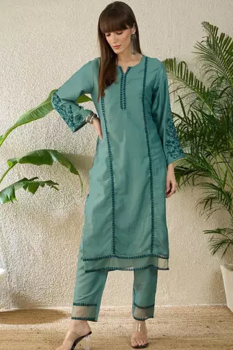 Women ethnic motifs embroidered regular thread work kurta with trousers