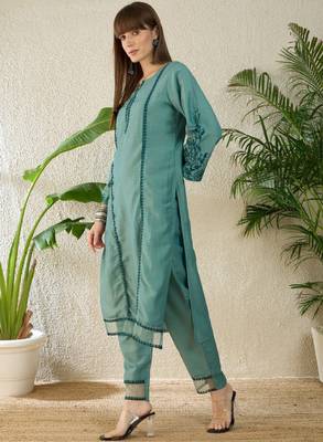 Women ethnic motifs embroidered regular thread work kurta with trousers 1
