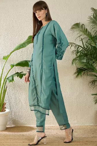 Women ethnic motifs embroidered regular thread work kurta with trousers