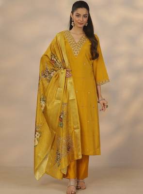 Women ethnic motifs embroidered regular kurta with trousers & with dupatta 1