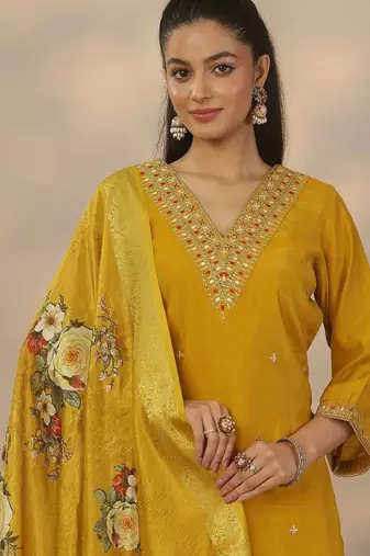 Women ethnic motifs embroidered regular kurta with trousers & with dupatta