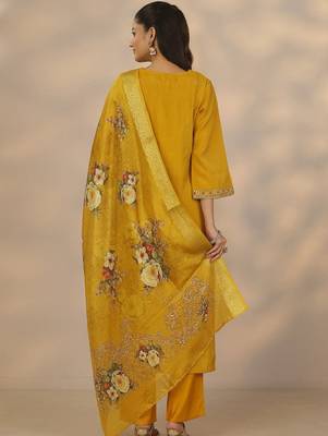 Women ethnic motifs embroidered regular kurta with trousers & with dupatta 4
