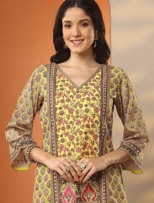 Ethnic motifs printed v-neck kurta with trousers & dupatta 4
