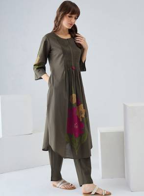 Women floral printed regular pure cotton kurta with trousers 1