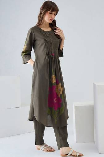 Women floral printed regular pure cotton kurta with trousers
